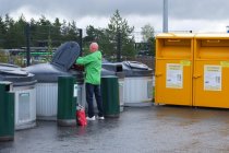 Контейнеры для раздельного сбора мусора у магазина Призма в Лаппеенранте